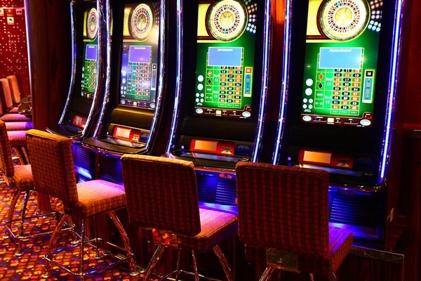 Multiple live-dealer game feeds on goldwing platform